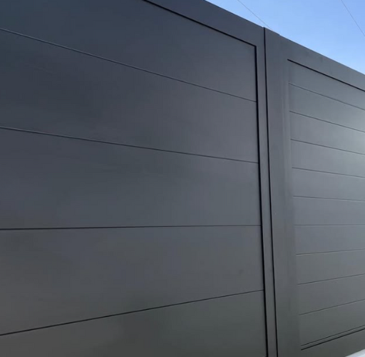 Panel metálico continuo en acabado gris antracita, solución de cerramiento exterior de Grupo Cemalu.