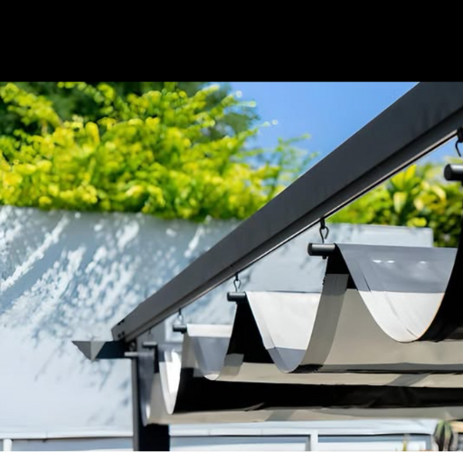 Pérgola de toldo corredero con lona impermeable y estructura de aluminio lacado en negro, instalada en un jardín residencial. Solución de protección solar para exterior.