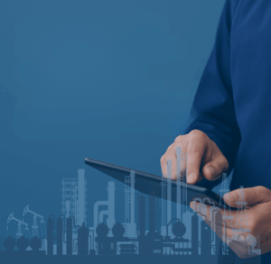 Mano de técnico utilizando una tablet para revisar el plan de mantenimiento preventivo en un entorno industrial. Fondo azul corporativo que transmite tecnología, precisión y control operativo.