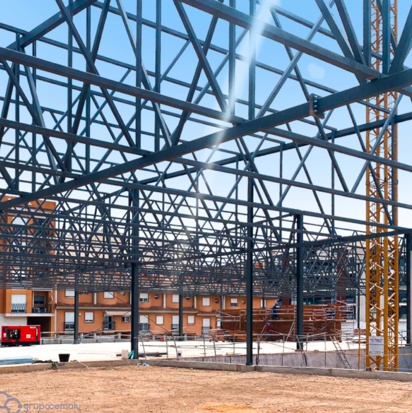 Estructura metálica interior para nave industrial o centro logístico. Montaje de cerchas y vigas para cubierta de gran luz.