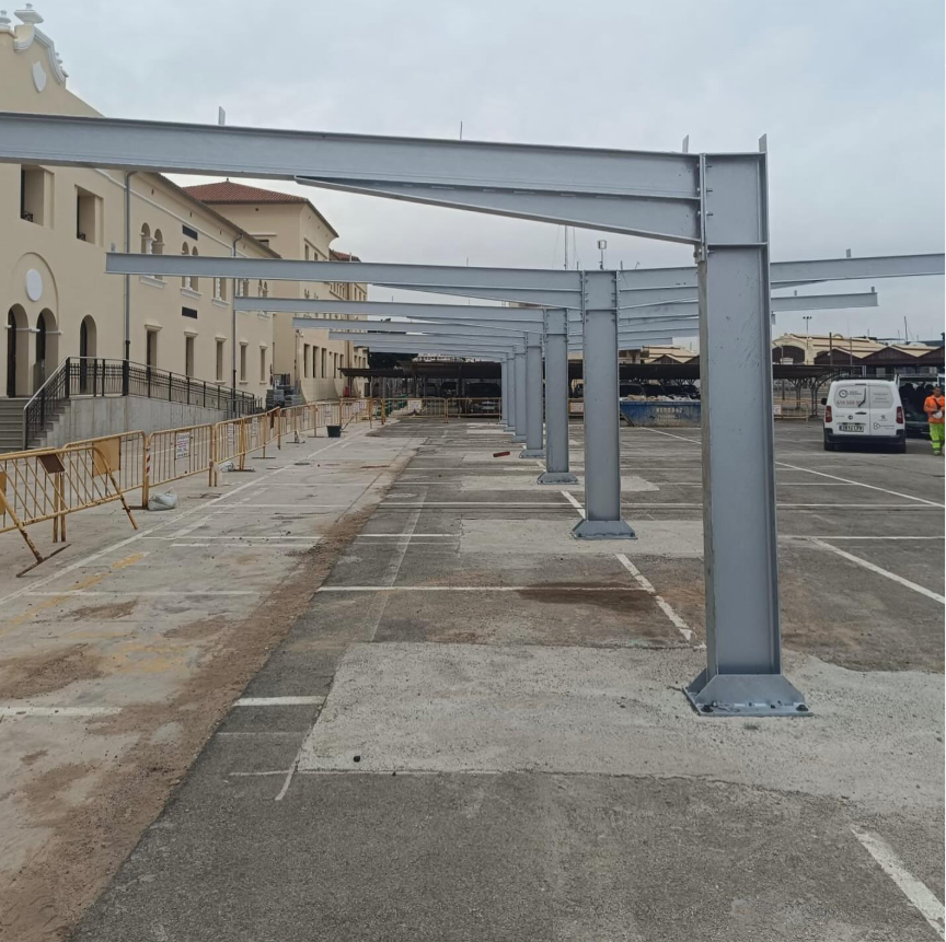 Instalación de estructuras metálicas industriales en el Puerto de Valencia. Obra civil y refuerzos de soporte en zona portuaria.