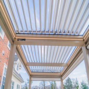Cerramientos exteriores de aluminio y cristal para terrazas, porches y jardines, con sistemas de protección solar.